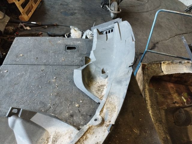 bontott DACIA SANDERO Bal első Dobbetét (Kerékjárati, Műanyag)