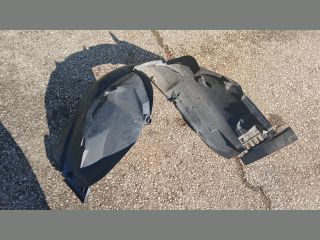 bontott DACIA SANDERO Bal első Első Dobbetét (Kerékjárati, Műanyag)