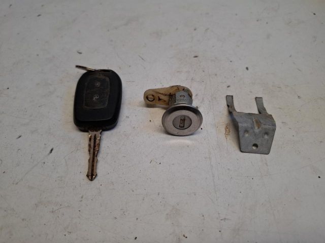 bontott DACIA SANDERO Bal első Zárbetét