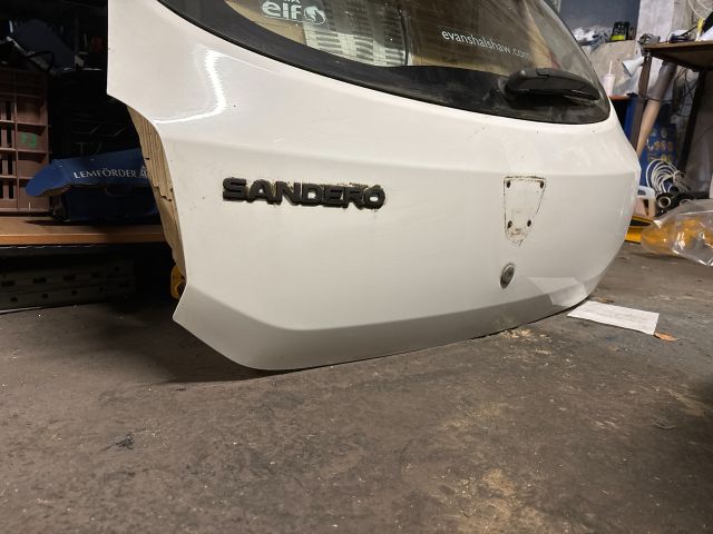 bontott DACIA SANDERO Csomagtérajtó (Részeivel)