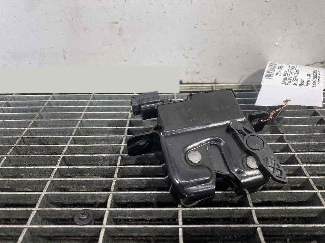 bontott DACIA SANDERO Csomagtérajtó Ütköző