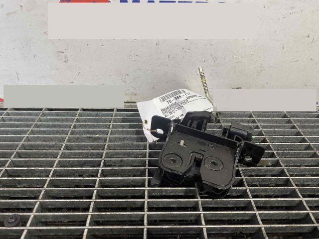 bontott DACIA SANDERO Csomagtérajtó Ütköző