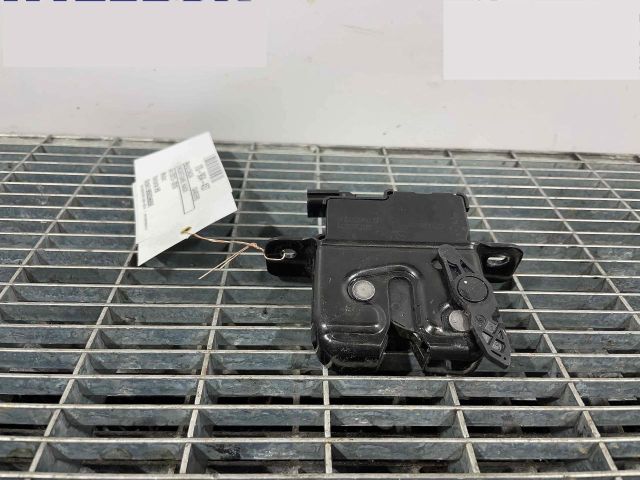 bontott DACIA SANDERO Csomagtérajtó Ütköző