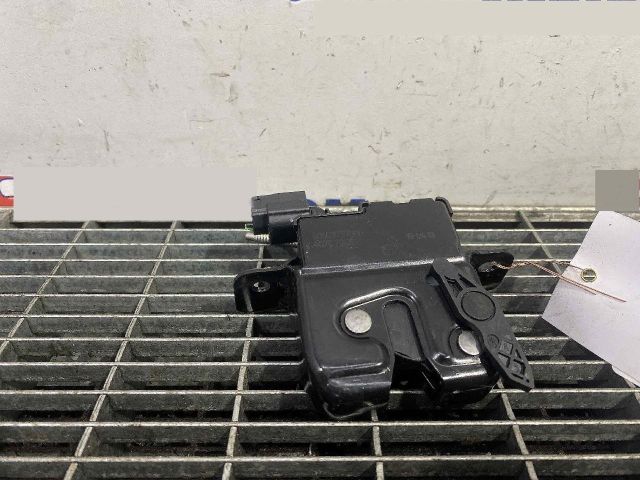 bontott DACIA SANDERO Csomagtérajtó Ütköző