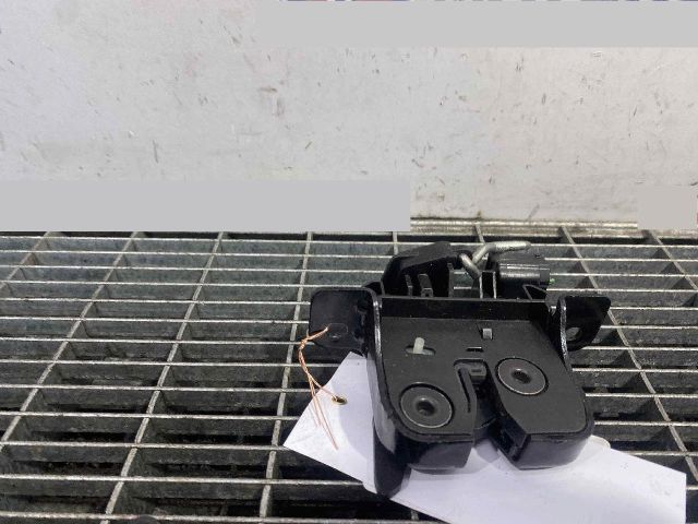 bontott DACIA SANDERO Csomagtérajtó Ütköző