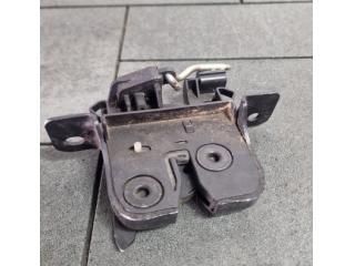 bontott DACIA SANDERO Csomagtérajtó Zárszerkezet