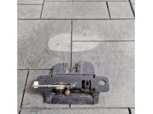 bontott DACIA SANDERO Csomagtérajtó Zárszerkezet