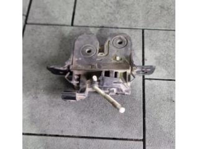 bontott DACIA SANDERO Csomagtérajtó Zárszerkezet