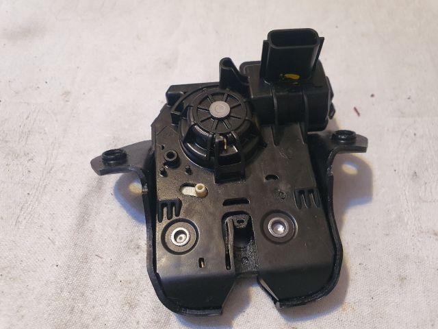 bontott DACIA SANDERO Csomagtérajtó Zárszerkezet