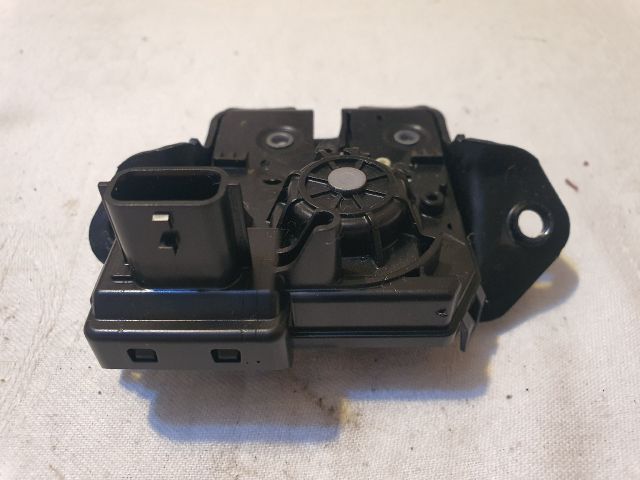 bontott DACIA SANDERO Csomagtérajtó Zárszerkezet