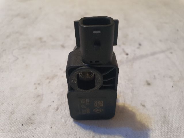 bontott DACIA SANDERO Első Középső Ütközés Érzékelő (Homlokfalon)