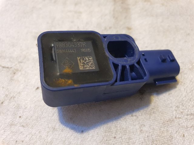 bontott DACIA SANDERO Első Középső Ütközés Érzékelő (Homlokfalon)