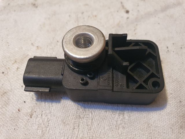 bontott DACIA SANDERO Első Középső Ütközés Érzékelő (Homlokfalon)