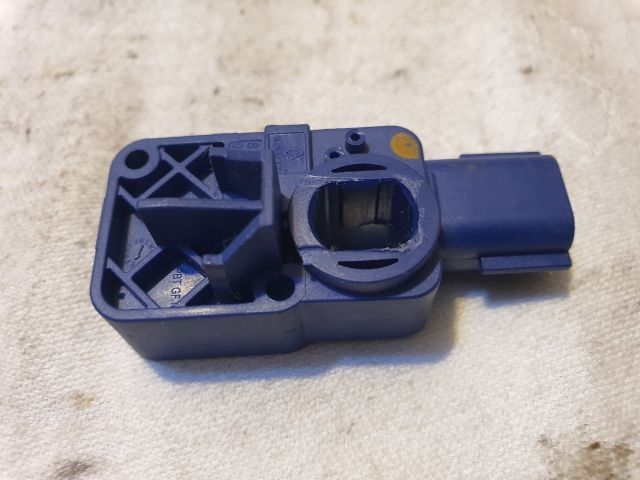 bontott DACIA SANDERO Első Középső Ütközés Érzékelő (Homlokfalon)