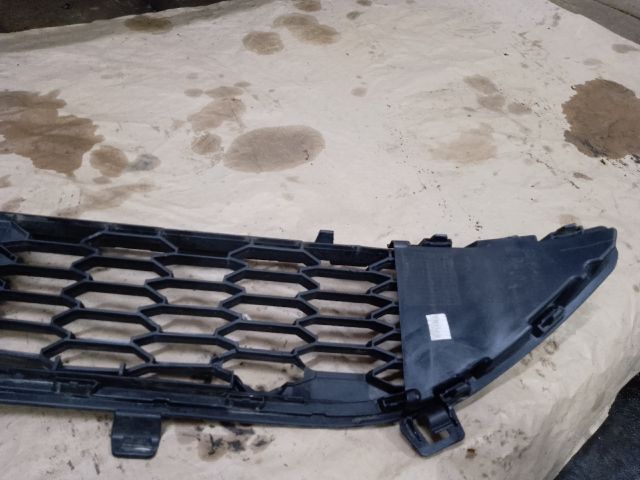 bontott DACIA SANDERO Első Lökhárító Alsó Középső Díszrács