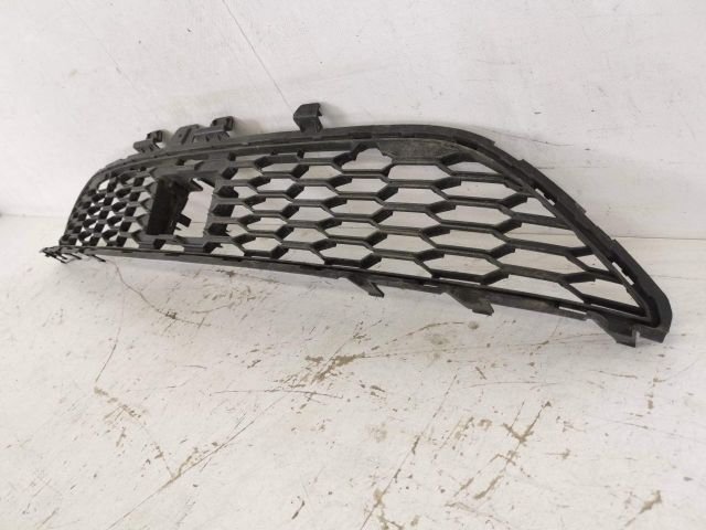 bontott DACIA SANDERO Első Lökhárító Alsó Középső Díszrács