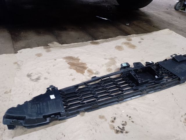 bontott DACIA SANDERO Első Lökhárító Alsó Középső Díszrács