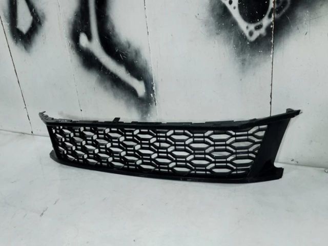 bontott DACIA SANDERO Első Lökhárító Alsó Középső Díszrács