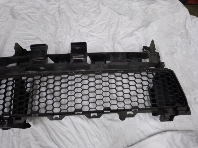 bontott DACIA SANDERO Első Lökhárító Alsó Középső Díszrács