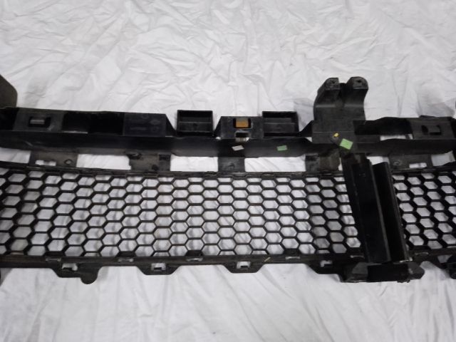 bontott DACIA SANDERO Első Lökhárító Alsó Középső Díszrács