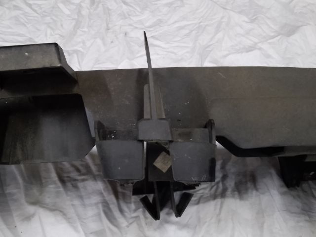 bontott DACIA SANDERO Első Lökhárító Alsó Középső Díszrács