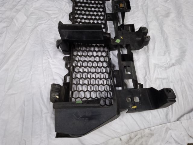 bontott DACIA SANDERO Első Lökhárító Alsó Középső Díszrács