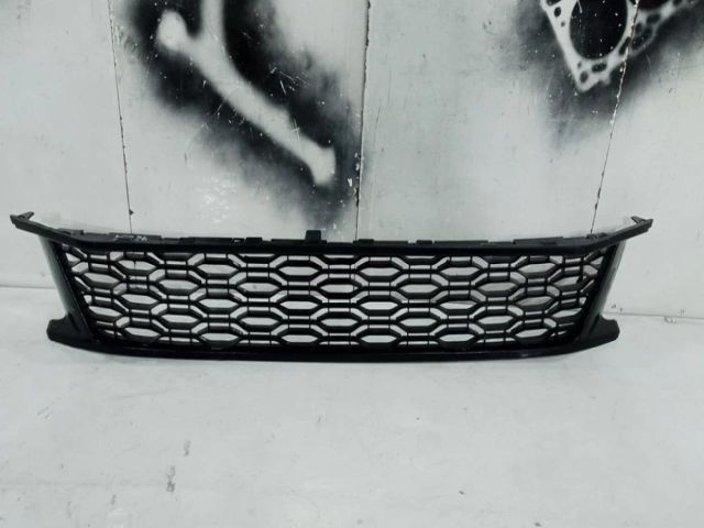 bontott DACIA SANDERO Első Lökhárító Alsó Középső Díszrács