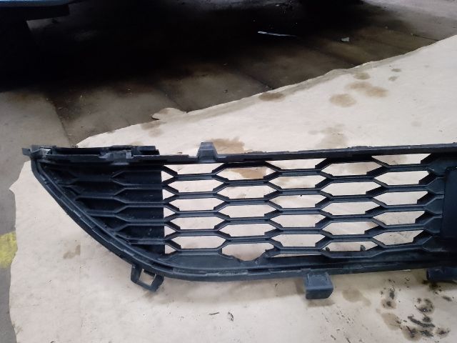 bontott DACIA SANDERO Első Lökhárító Alsó Középső Díszrács