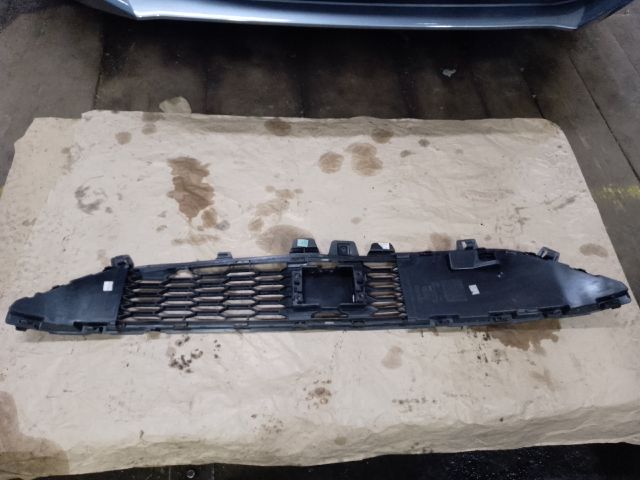 bontott DACIA SANDERO Első Lökhárító Alsó Középső Díszrács