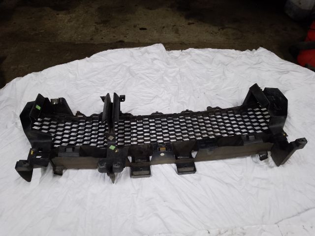 bontott DACIA SANDERO Első Lökhárító Alsó Középső Díszrács