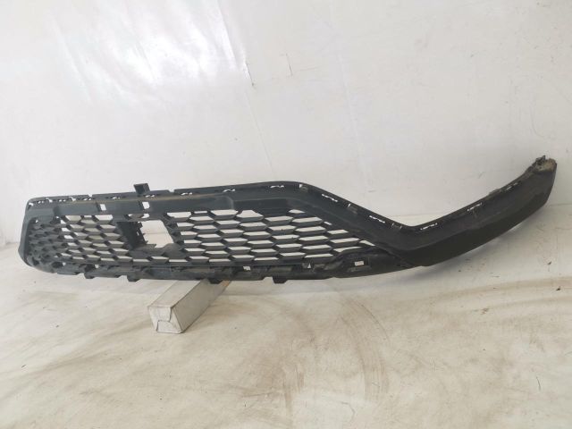 bontott DACIA SANDERO Első Lökhárító Alsó Középső Díszrács