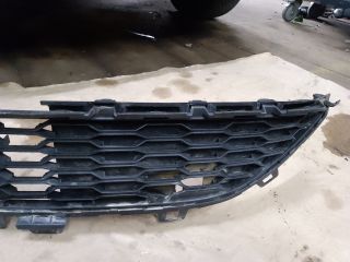 bontott DACIA SANDERO Első Lökhárító Alsó Középső Díszrács