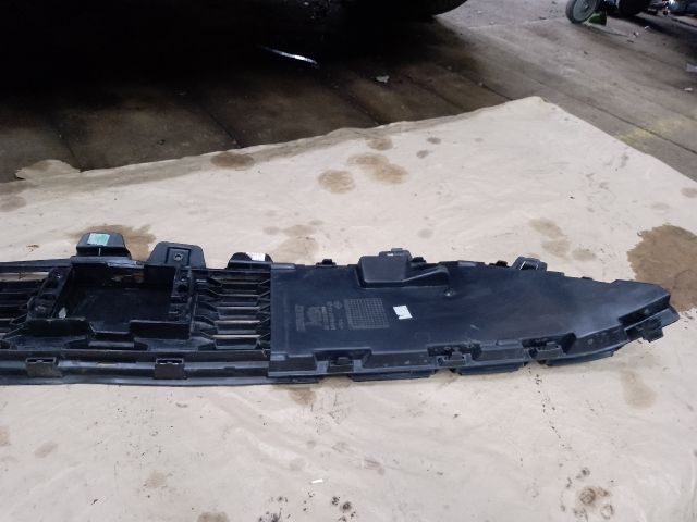 bontott DACIA SANDERO Első Lökhárító Alsó Középső Díszrács