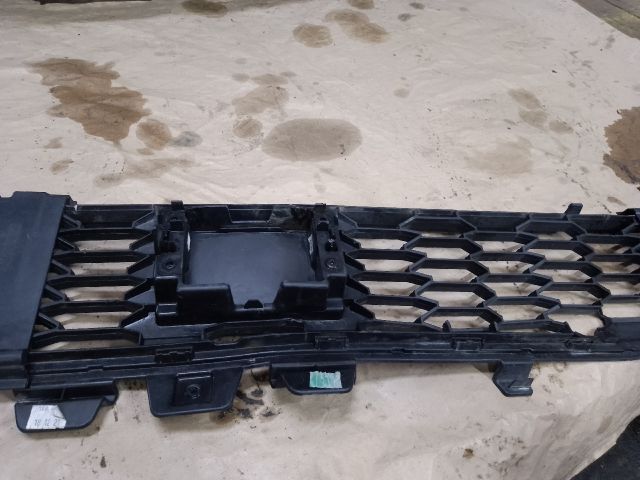 bontott DACIA SANDERO Első Lökhárító Alsó Középső Díszrács