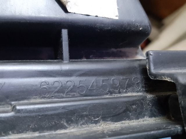 bontott DACIA SANDERO Első Lökhárító Alsó Középső Díszrács