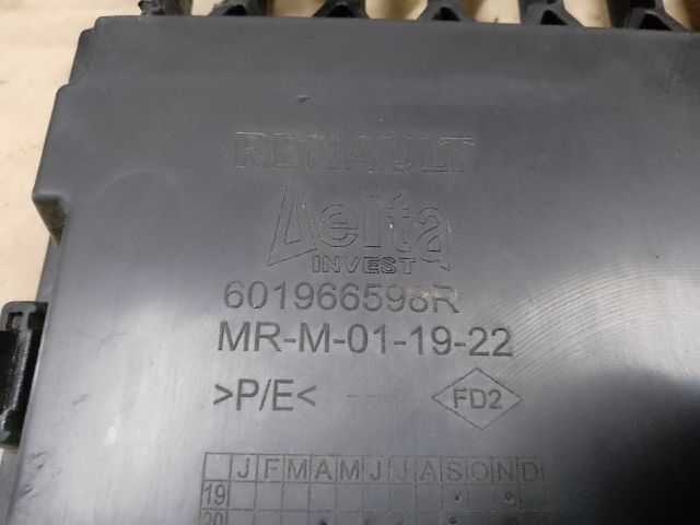 bontott DACIA SANDERO Első Lökhárító Alsó Középső Díszrács