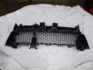 bontott DACIA SANDERO Első Lökhárító Alsó Középső Díszrács