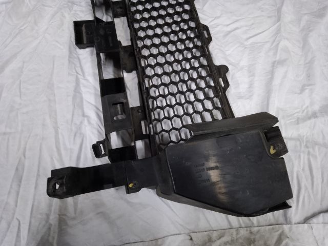 bontott DACIA SANDERO Első Lökhárító Alsó Középső Díszrács