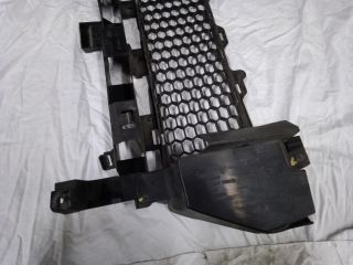 bontott DACIA SANDERO Első Lökhárító Alsó Középső Díszrács