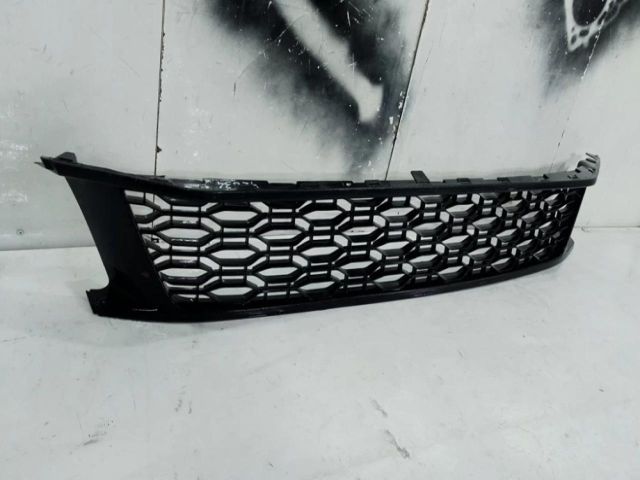 bontott DACIA SANDERO Első Lökhárító Alsó Középső Díszrács