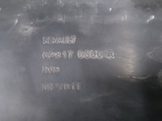 bontott DACIA SANDERO Első Lökhárító Alsó Középső Díszrács