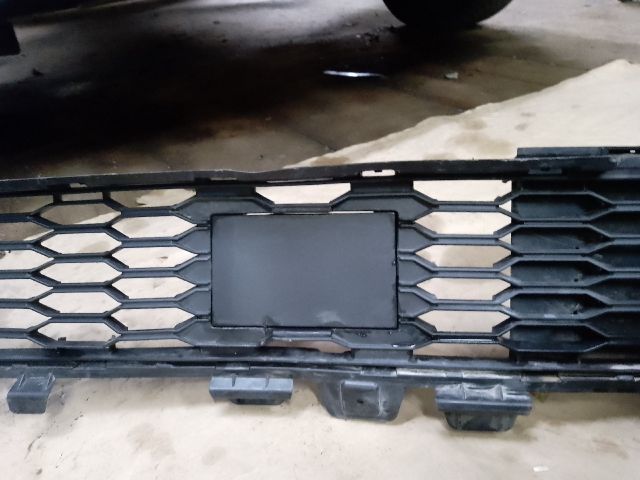 bontott DACIA SANDERO Első Lökhárító Alsó Középső Díszrács