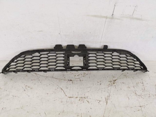 bontott DACIA SANDERO Első Lökhárító Alsó Középső Díszrács