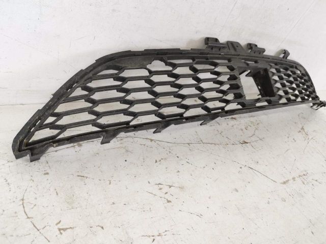 bontott DACIA SANDERO Első Lökhárító Alsó Középső Díszrács