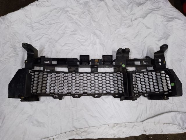 bontott DACIA SANDERO Első Lökhárító Alsó Középső Díszrács