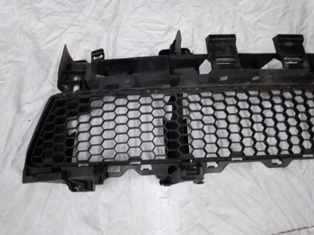 bontott DACIA SANDERO Első Lökhárító Alsó Középső Díszrács