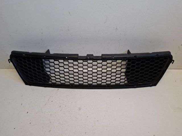 bontott DACIA SANDERO Első Lökhárító Alsó Középső Díszrács