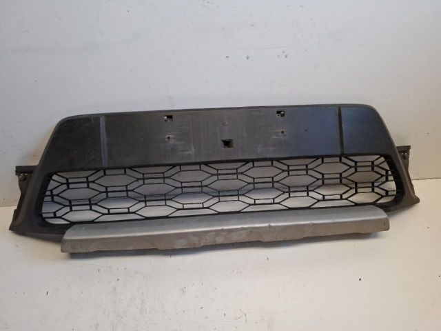 bontott DACIA SANDERO Első Lökhárító Alsó Középső Díszrács