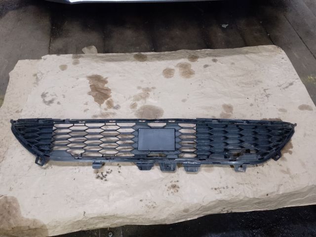 bontott DACIA SANDERO Első Lökhárító Alsó Középső Díszrács