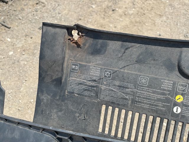 bontott DACIA SANDERO Első Lökhárító (Részeivel)